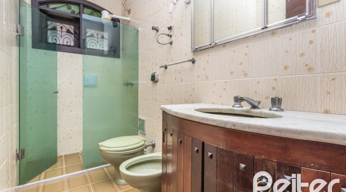 Casa à venda com 265m², 5 dormitórios, 1 suíte, 3 vagas, no bairro Tristeza em Porto Alegre