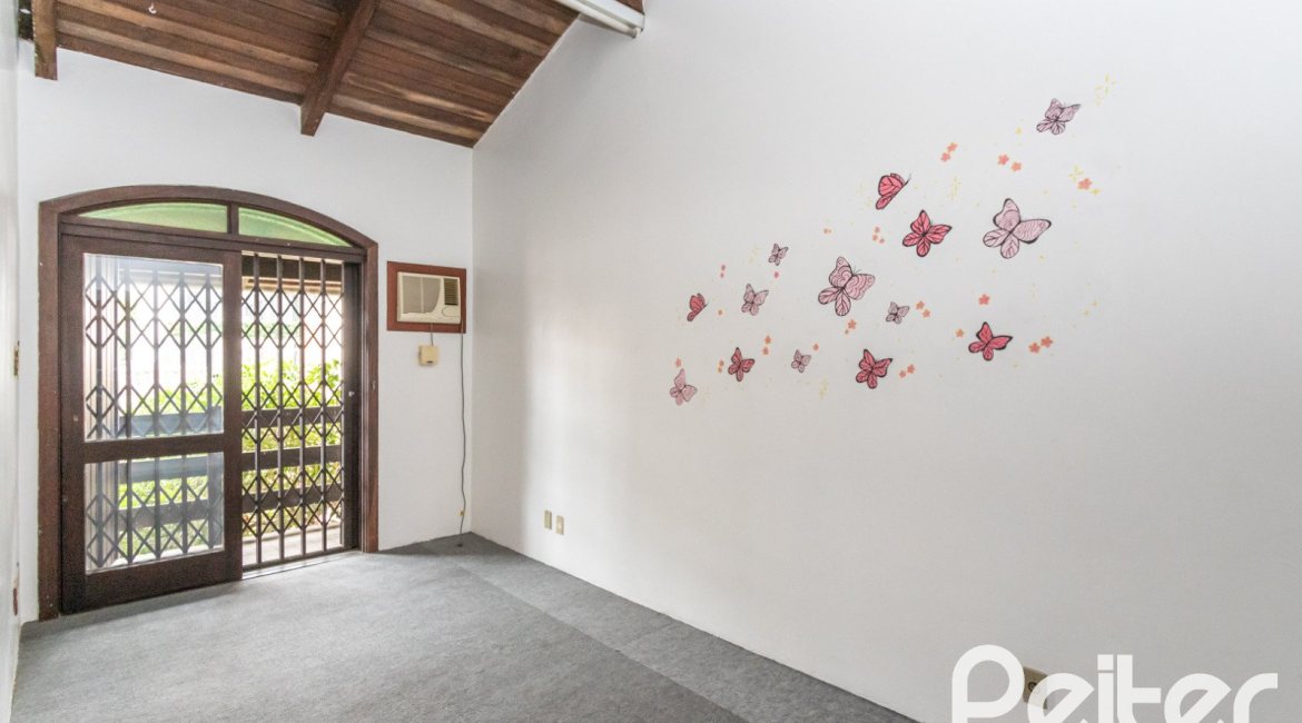 Casa à venda com 265m², 5 dormitórios, 1 suíte, 3 vagas, no bairro Tristeza em Porto Alegre