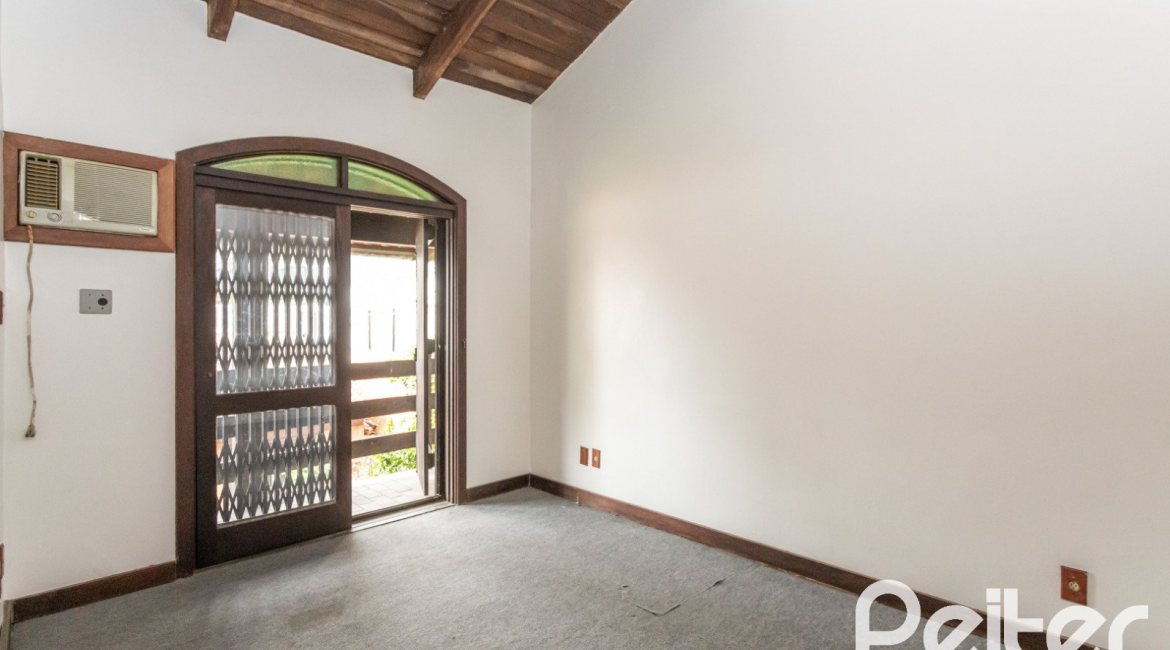 Casa à venda com 265m², 5 dormitórios, 1 suíte, 3 vagas, no bairro Tristeza em Porto Alegre