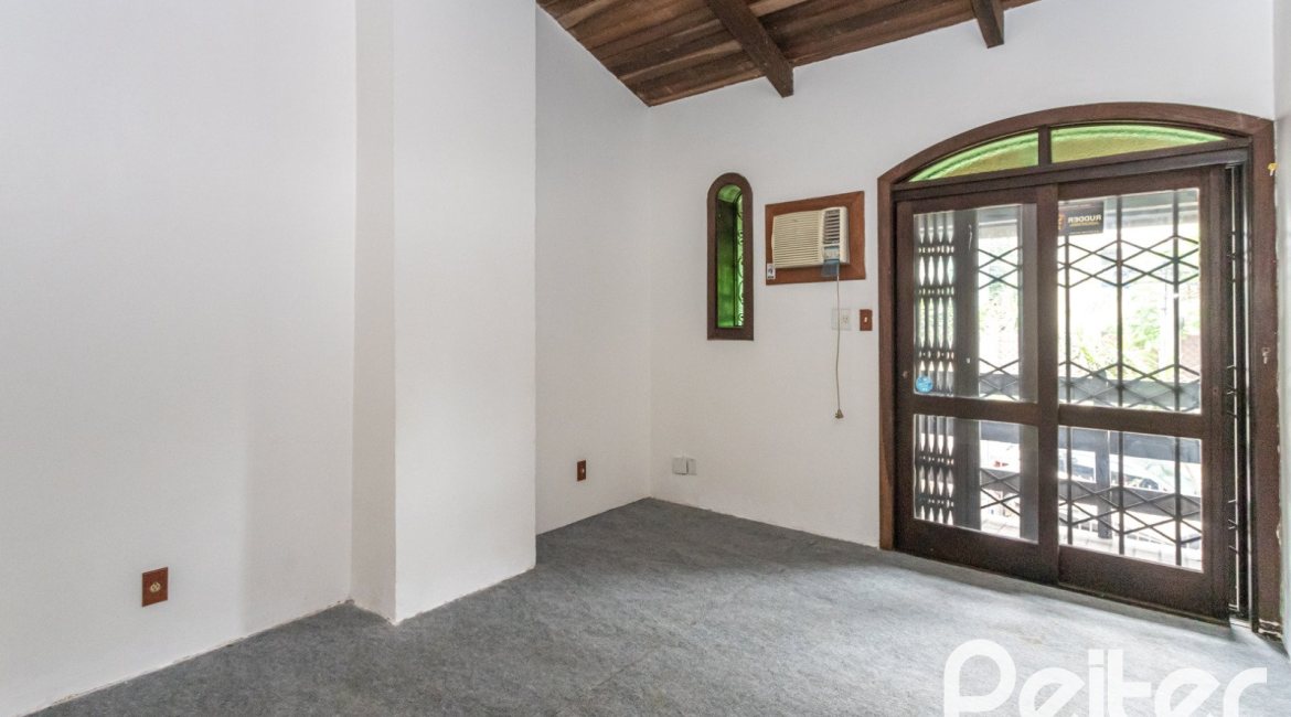 Casa à venda com 265m², 5 dormitórios, 1 suíte, 3 vagas, no bairro Tristeza em Porto Alegre