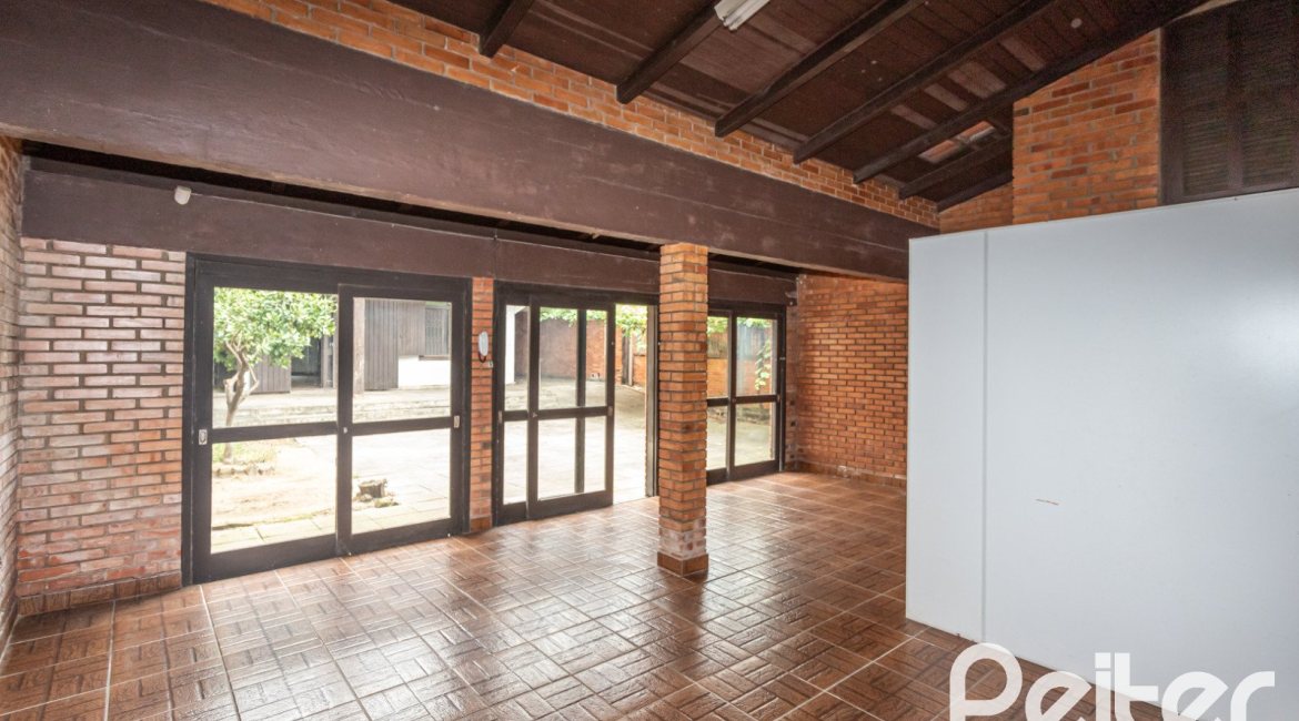 Casa à venda com 265m², 5 dormitórios, 1 suíte, 3 vagas, no bairro Tristeza em Porto Alegre