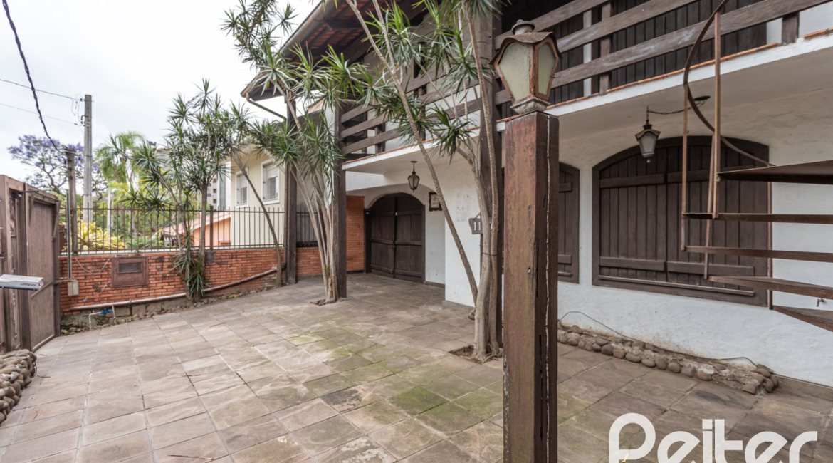 Casa à venda com 265m², 5 dormitórios, 1 suíte, 3 vagas, no bairro Tristeza em Porto Alegre