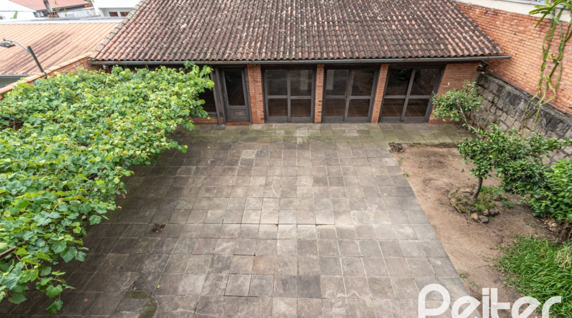 Casa à venda com 265m², 5 dormitórios, 1 suíte, 3 vagas, no bairro Tristeza em Porto Alegre