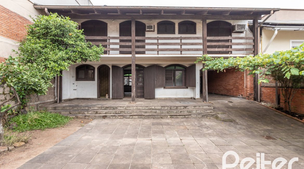 Casa à venda com 265m², 5 dormitórios, 1 suíte, 3 vagas, no bairro Tristeza em Porto Alegre