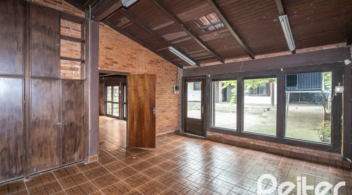 Casa à venda com 265m², 5 dormitórios, 1 suíte, 3 vagas, no bairro Tristeza em Porto Alegre