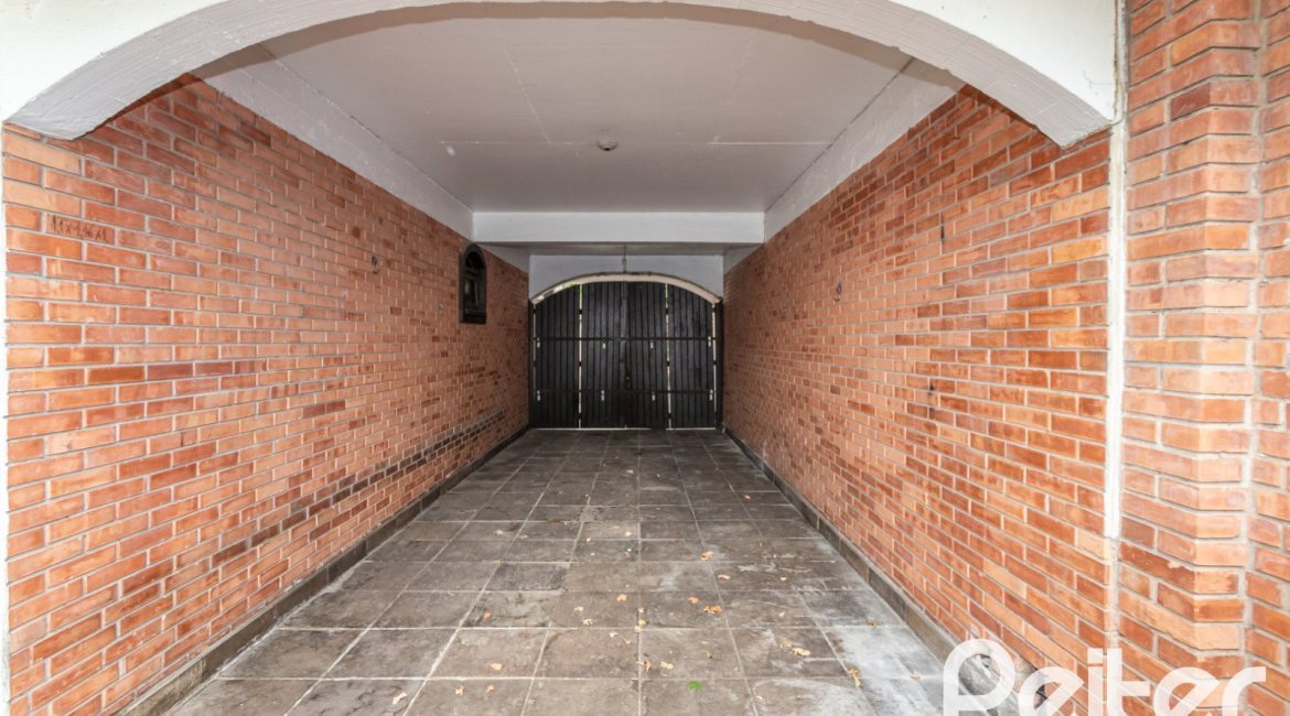 Casa à venda com 265m², 5 dormitórios, 1 suíte, 3 vagas, no bairro Tristeza em Porto Alegre