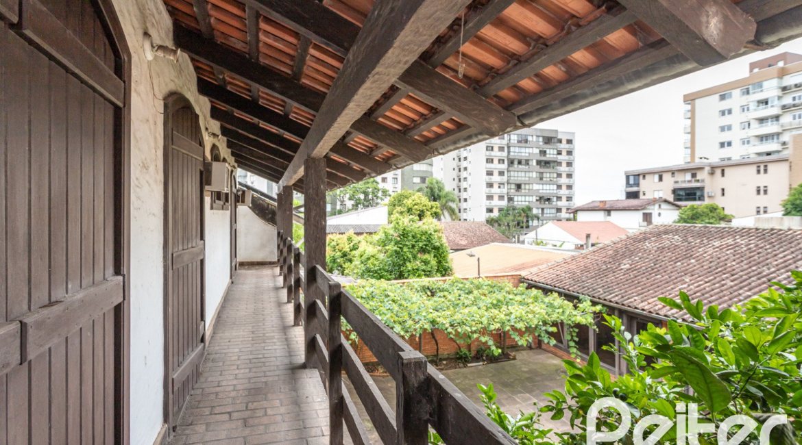 Casa à venda com 265m², 5 dormitórios, 1 suíte, 3 vagas, no bairro Tristeza em Porto Alegre