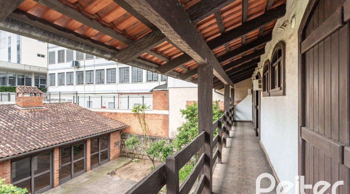 Casa à venda com 265m², 5 dormitórios, 1 suíte, 3 vagas, no bairro Tristeza em Porto Alegre