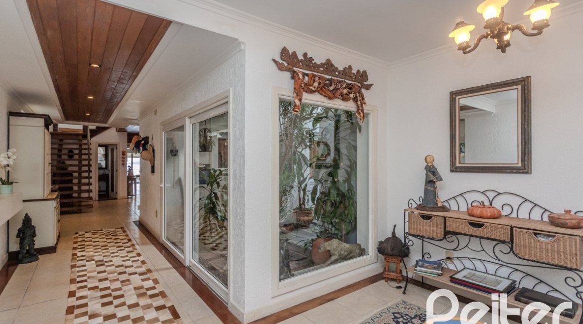 Casa à venda com 330m², 4 dormitórios, 2 suítes, 4 vagas, no bairro Vila Assunção em Porto Alegre