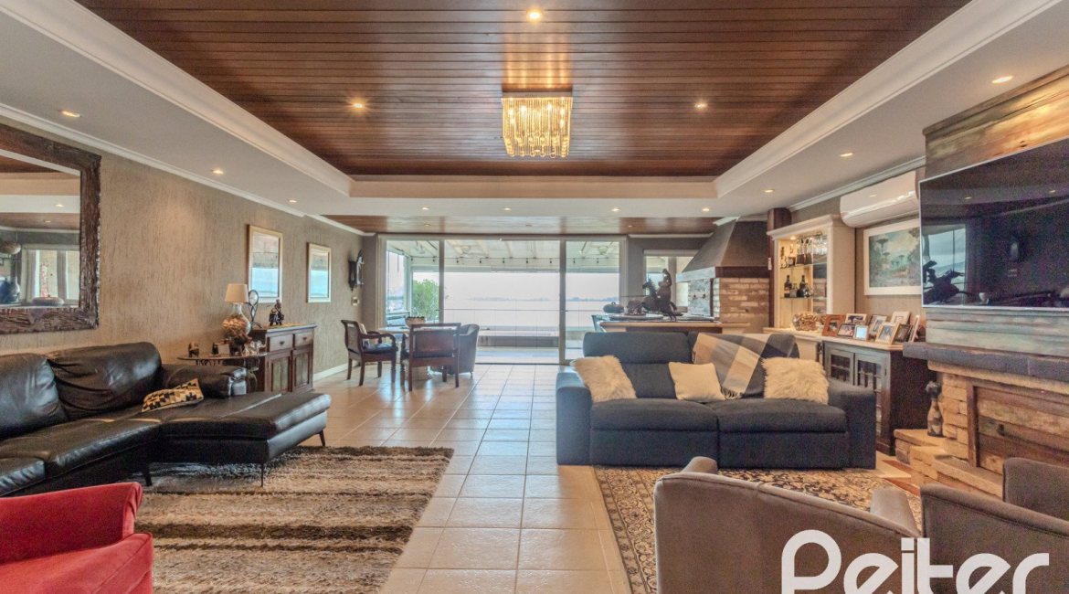 Casa à venda com 330m², 4 dormitórios, 2 suítes, 4 vagas, no bairro Vila Assunção em Porto Alegre