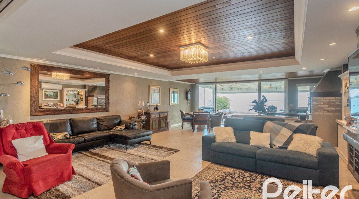 Casa à venda com 330m², 4 dormitórios, 2 suítes, 4 vagas, no bairro Vila Assunção em Porto Alegre