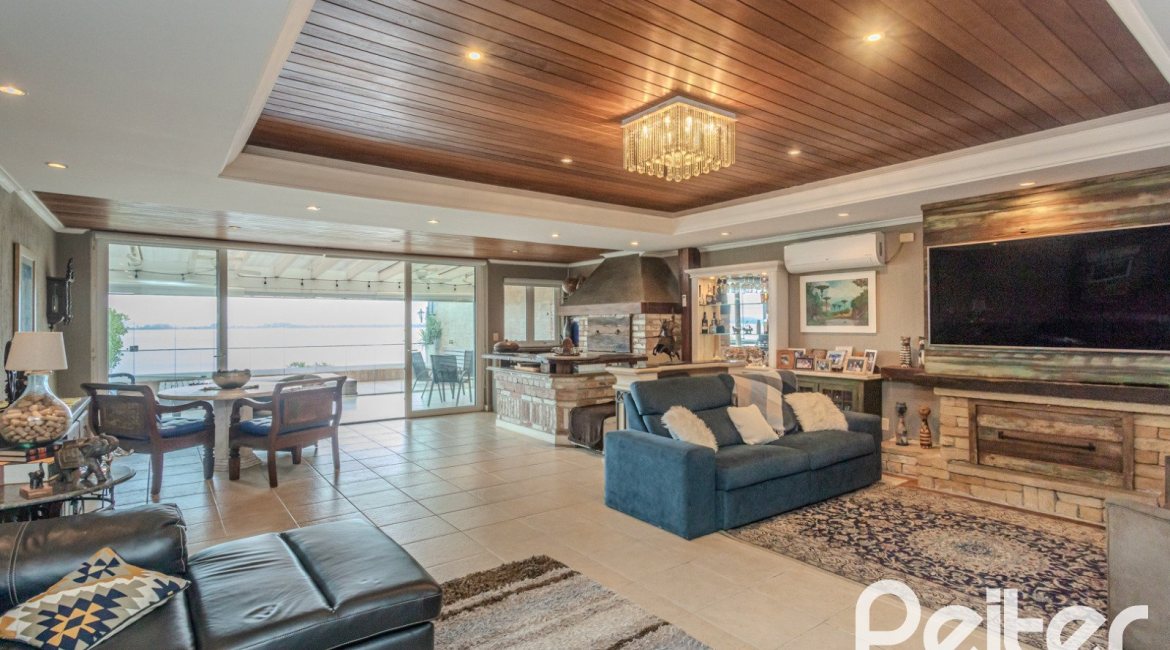 Casa à venda com 330m², 4 dormitórios, 2 suítes, 4 vagas, no bairro Vila Assunção em Porto Alegre