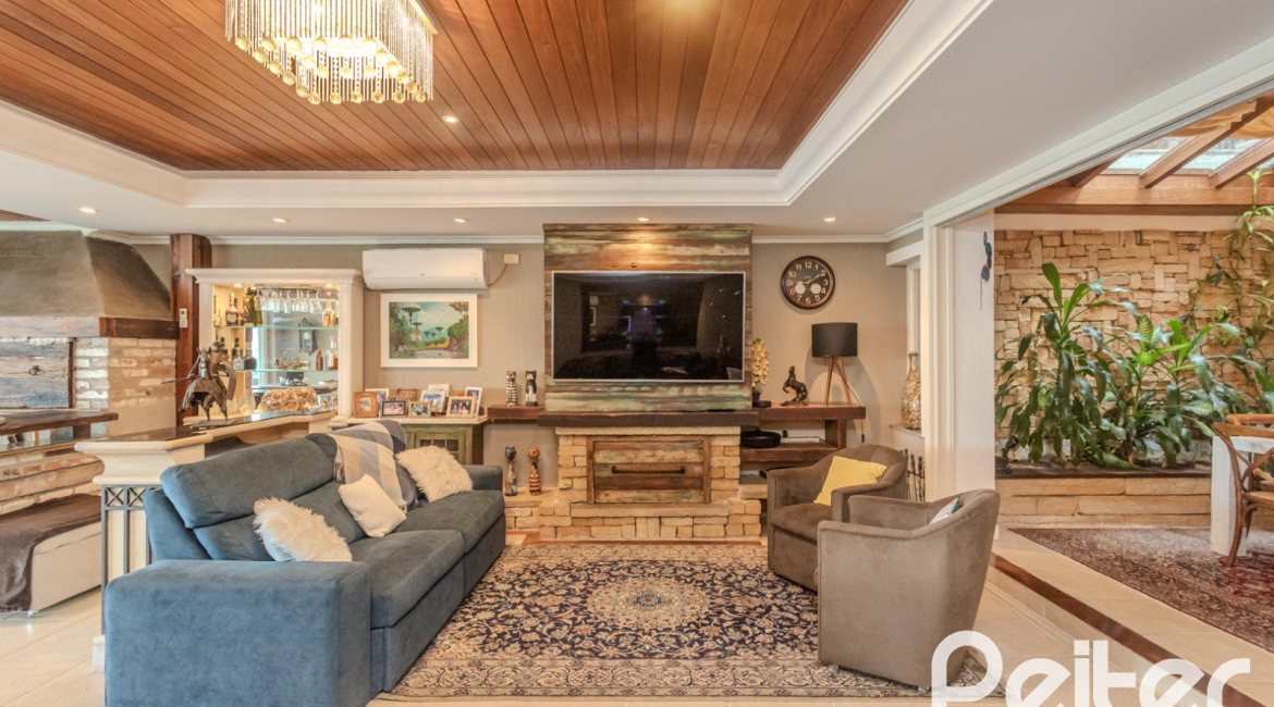 Casa à venda com 330m², 4 dormitórios, 2 suítes, 4 vagas, no bairro Vila Assunção em Porto Alegre