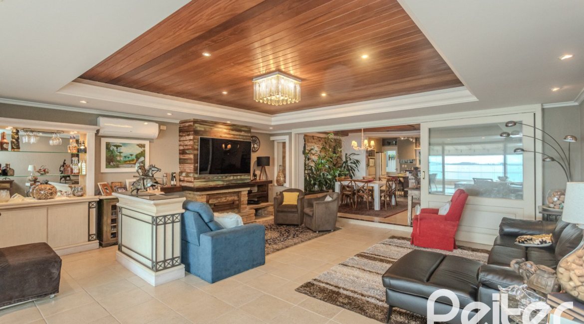 Casa à venda com 330m², 4 dormitórios, 2 suítes, 4 vagas, no bairro Vila Assunção em Porto Alegre