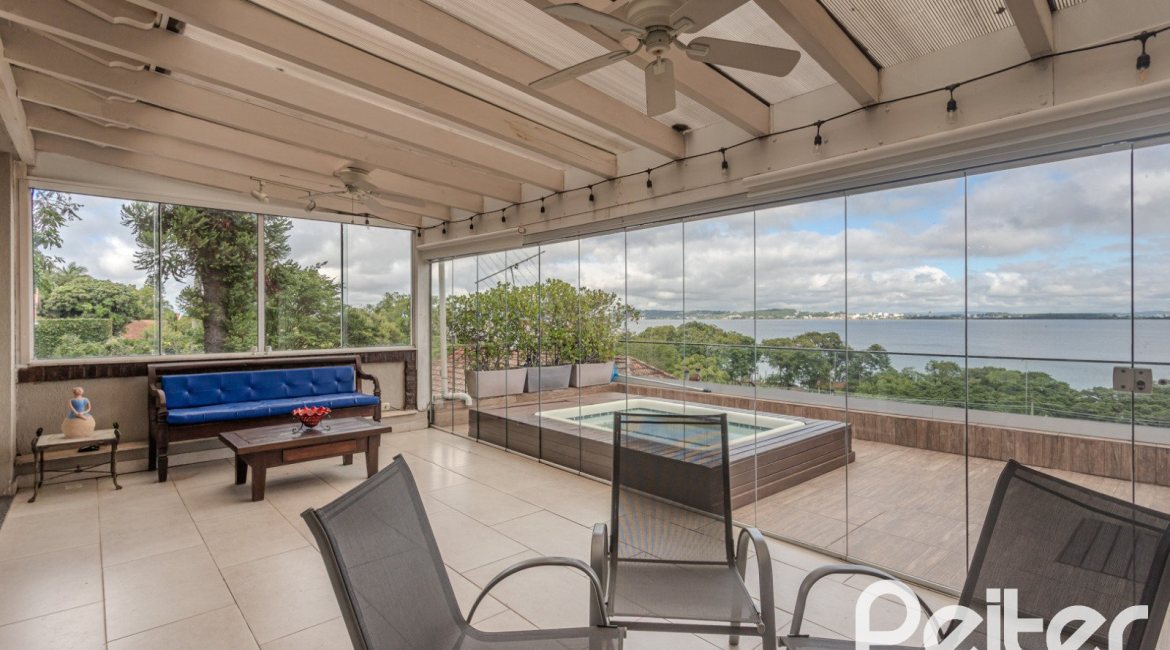 Casa à venda com 330m², 4 dormitórios, 2 suítes, 4 vagas, no bairro Vila Assunção em Porto Alegre