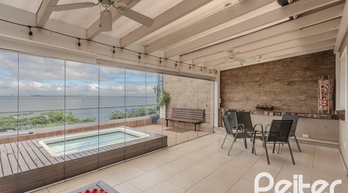 Casa à venda com 330m², 4 dormitórios, 2 suítes, 4 vagas, no bairro Vila Assunção em Porto Alegre