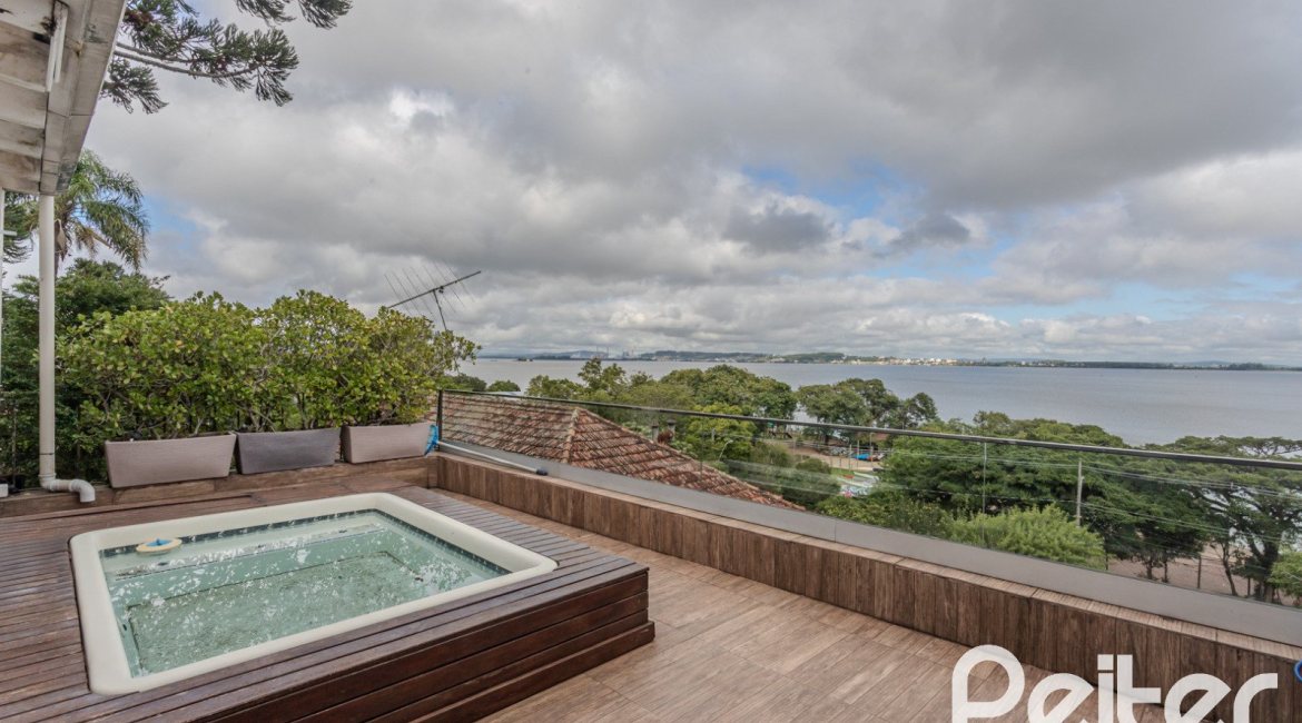 Casa à venda com 330m², 4 dormitórios, 2 suítes, 4 vagas, no bairro Vila Assunção em Porto Alegre