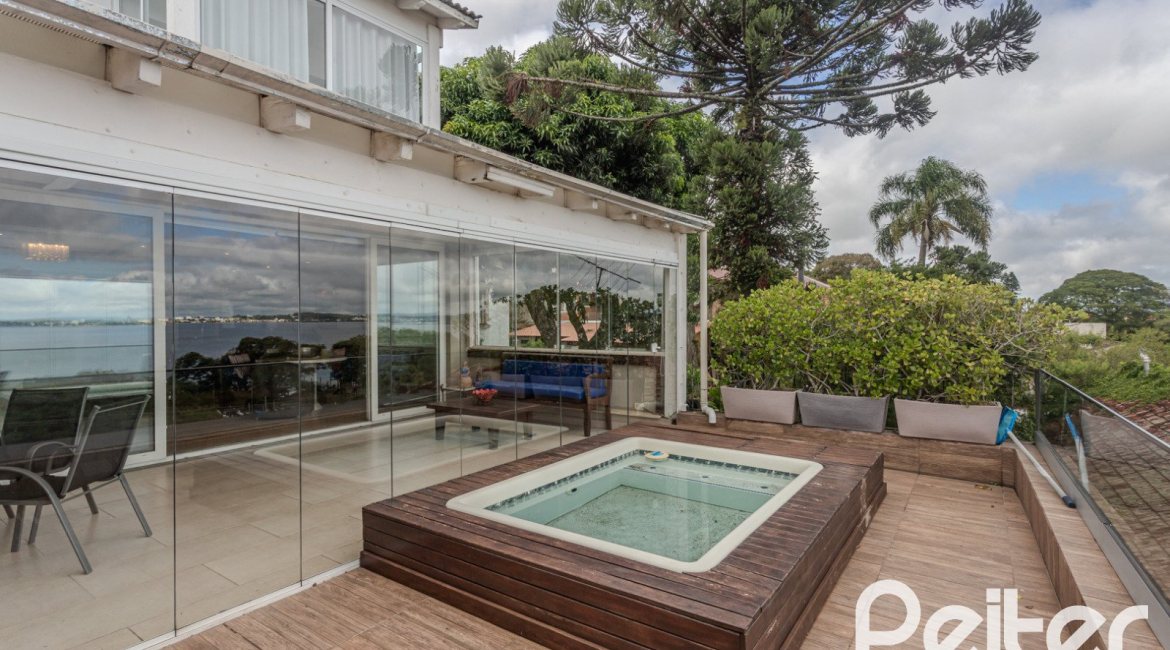 Casa à venda com 330m², 4 dormitórios, 2 suítes, 4 vagas, no bairro Vila Assunção em Porto Alegre