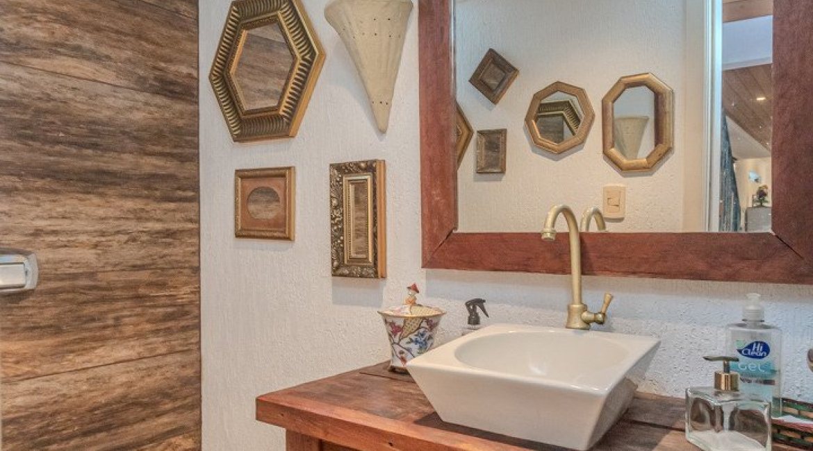 Casa à venda com 330m², 4 dormitórios, 2 suítes, 4 vagas, no bairro Vila Assunção em Porto Alegre