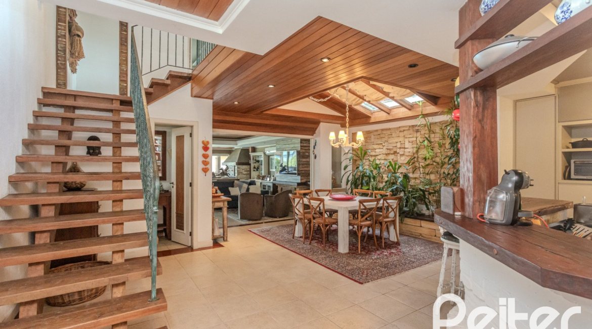 Casa à venda com 330m², 4 dormitórios, 2 suítes, 4 vagas, no bairro Vila Assunção em Porto Alegre