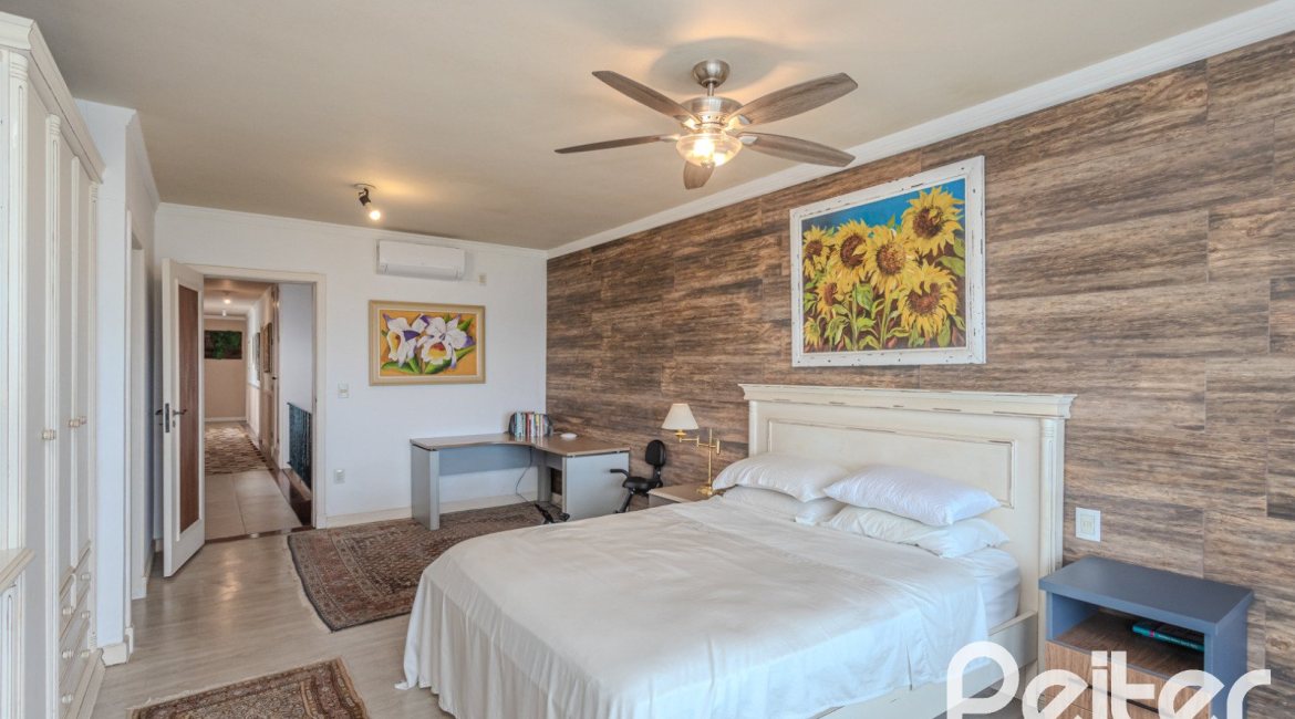 Casa à venda com 330m², 4 dormitórios, 2 suítes, 4 vagas, no bairro Vila Assunção em Porto Alegre