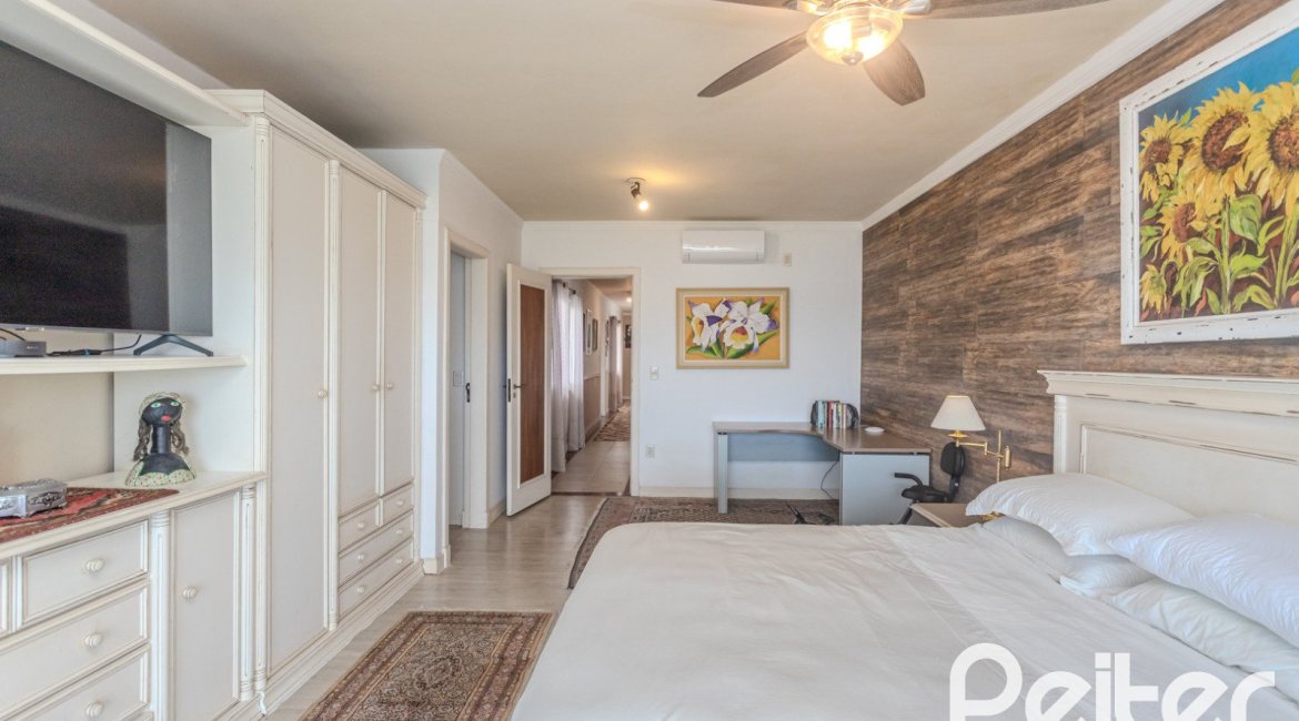 Casa à venda com 330m², 4 dormitórios, 2 suítes, 4 vagas, no bairro Vila Assunção em Porto Alegre