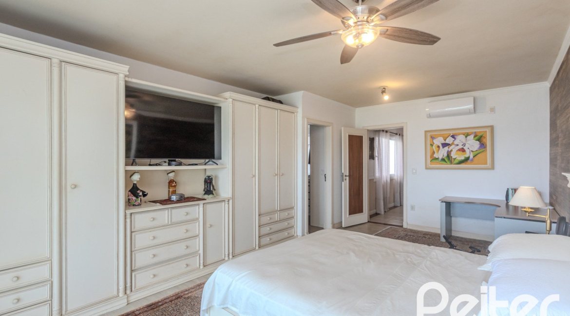 Casa à venda com 330m², 4 dormitórios, 2 suítes, 4 vagas, no bairro Vila Assunção em Porto Alegre