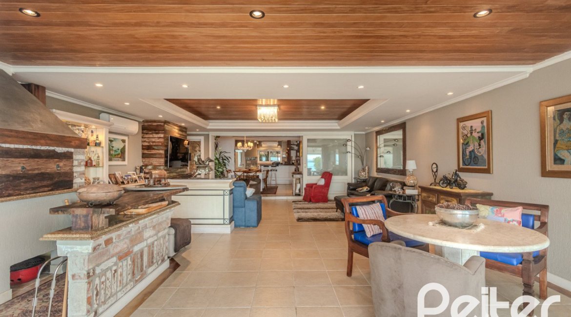 Casa à venda com 330m², 4 dormitórios, 2 suítes, 4 vagas, no bairro Vila Assunção em Porto Alegre