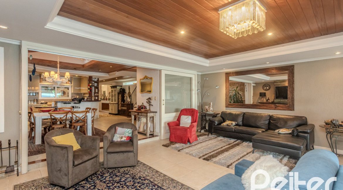 Casa à venda com 330m², 4 dormitórios, 2 suítes, 4 vagas, no bairro Vila Assunção em Porto Alegre