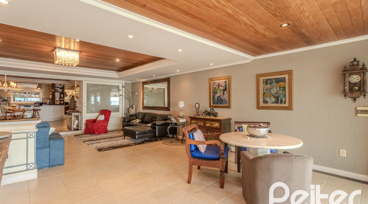 Casa à venda com 330m², 4 dormitórios, 2 suítes, 4 vagas, no bairro Vila Assunção em Porto Alegre