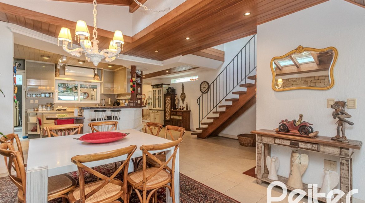 Casa à venda com 330m², 4 dormitórios, 2 suítes, 4 vagas, no bairro Vila Assunção em Porto Alegre