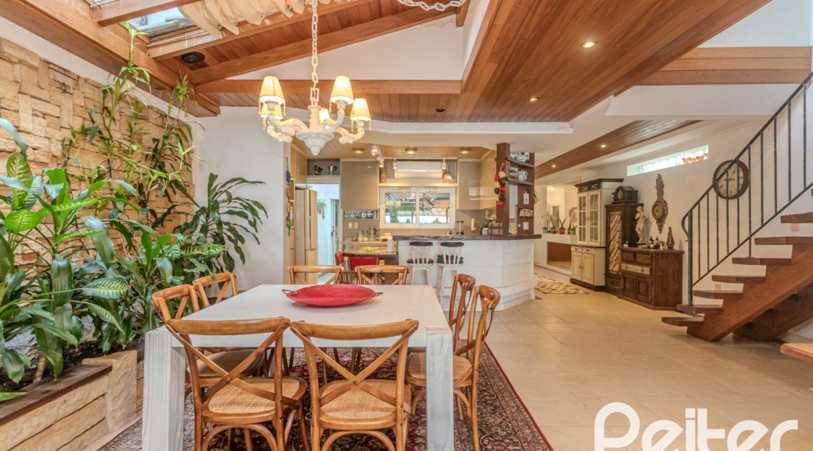 Casa à venda com 330m², 4 dormitórios, 2 suítes, 4 vagas, no bairro Vila Assunção em Porto Alegre