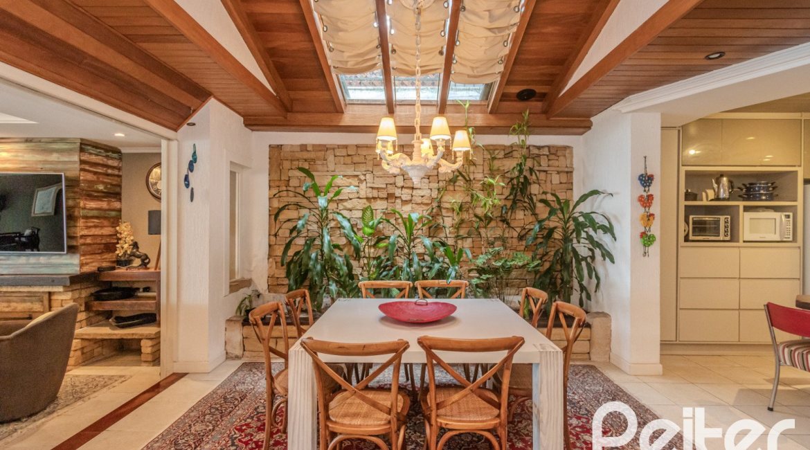 Casa à venda com 330m², 4 dormitórios, 2 suítes, 4 vagas, no bairro Vila Assunção em Porto Alegre