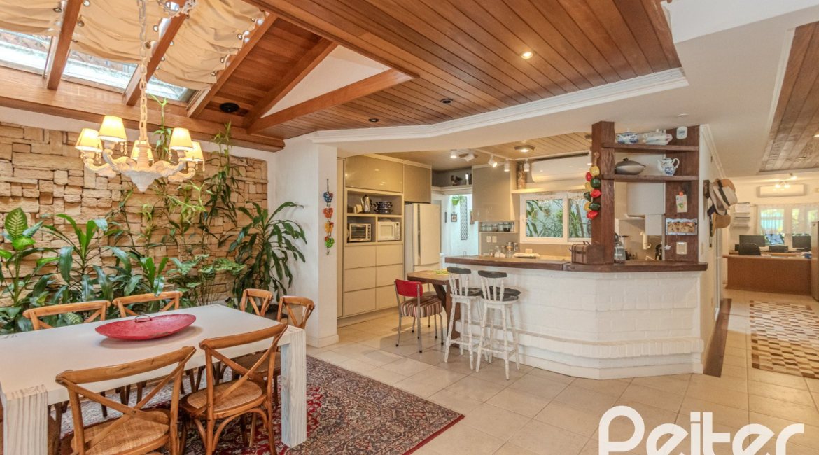 Casa à venda com 330m², 4 dormitórios, 2 suítes, 4 vagas, no bairro Vila Assunção em Porto Alegre