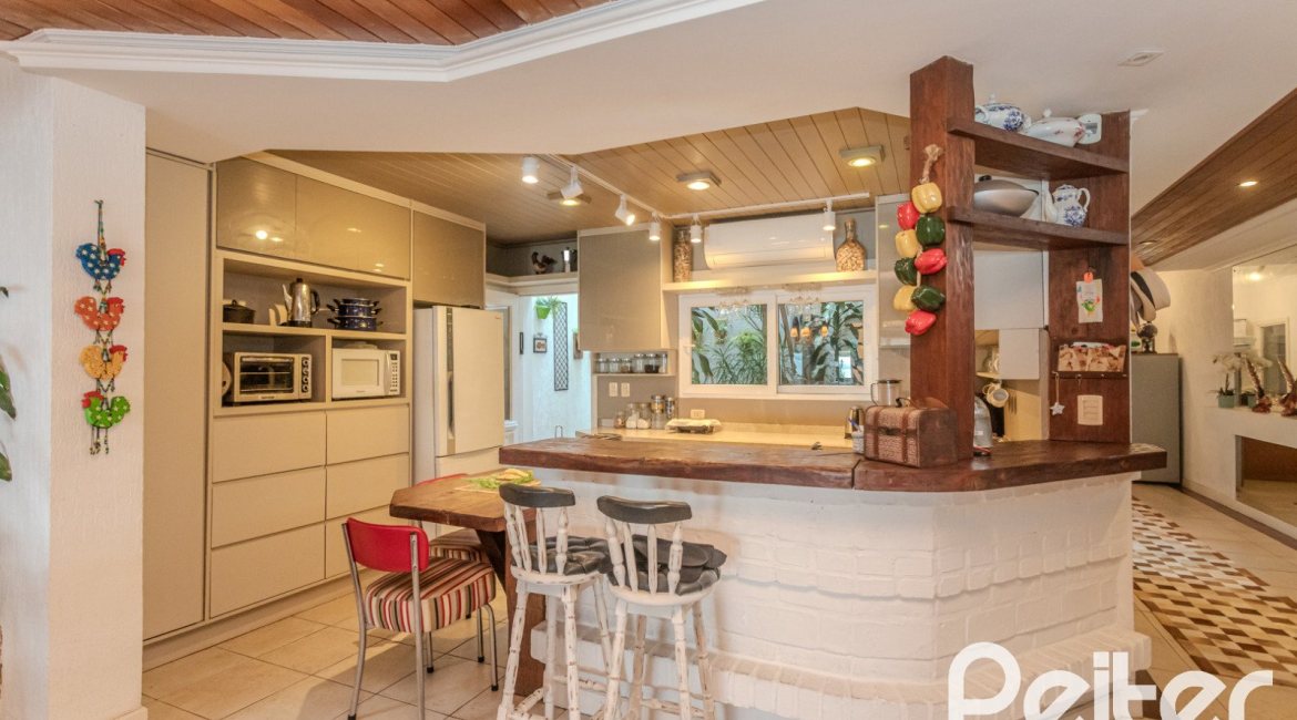 Casa à venda com 330m², 4 dormitórios, 2 suítes, 4 vagas, no bairro Vila Assunção em Porto Alegre