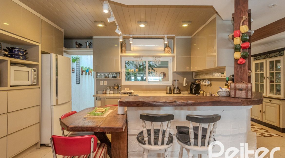 Casa à venda com 330m², 4 dormitórios, 2 suítes, 4 vagas, no bairro Vila Assunção em Porto Alegre