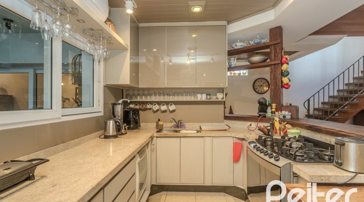 Casa à venda com 330m², 4 dormitórios, 2 suítes, 4 vagas, no bairro Vila Assunção em Porto Alegre