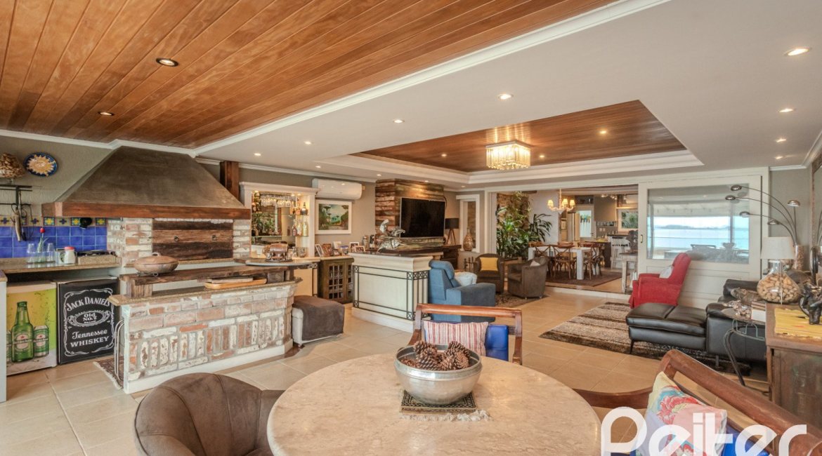 Casa à venda com 330m², 4 dormitórios, 2 suítes, 4 vagas, no bairro Vila Assunção em Porto Alegre