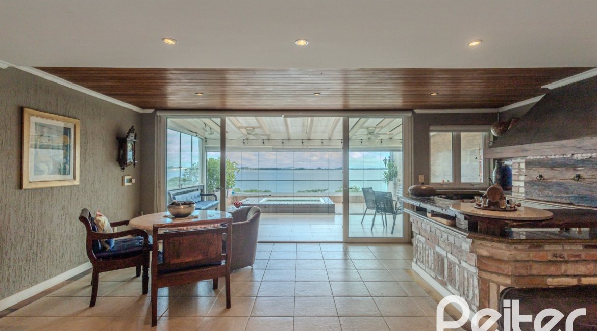 Casa à venda com 330m², 4 dormitórios, 2 suítes, 4 vagas, no bairro Vila Assunção em Porto Alegre