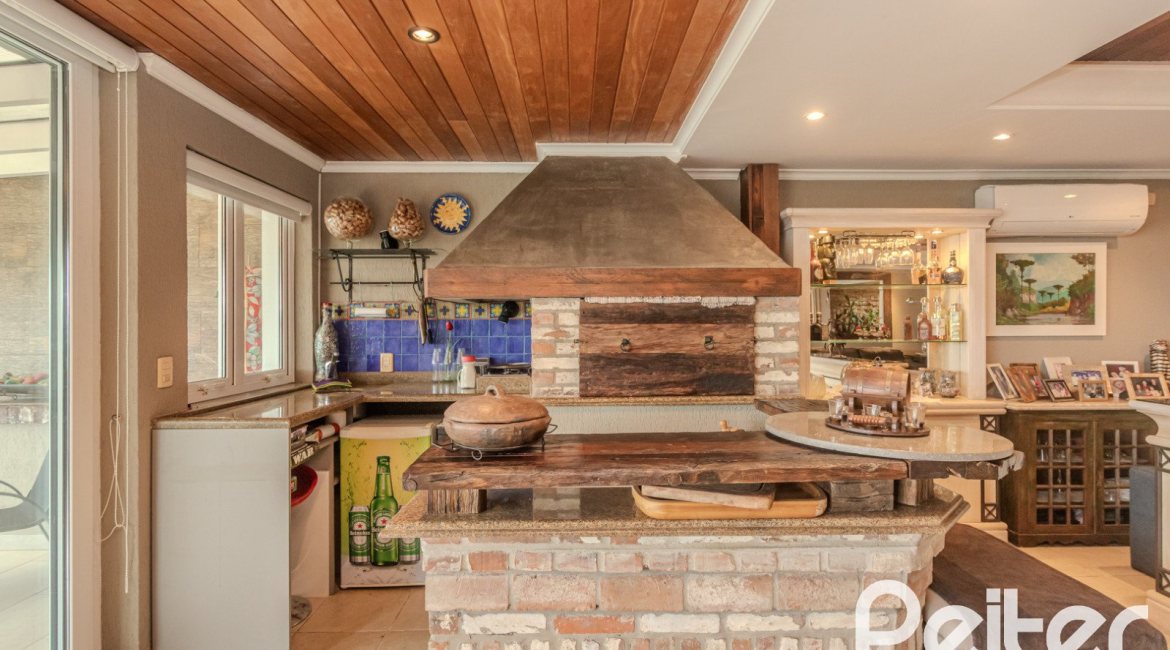 Casa à venda com 330m², 4 dormitórios, 2 suítes, 4 vagas, no bairro Vila Assunção em Porto Alegre