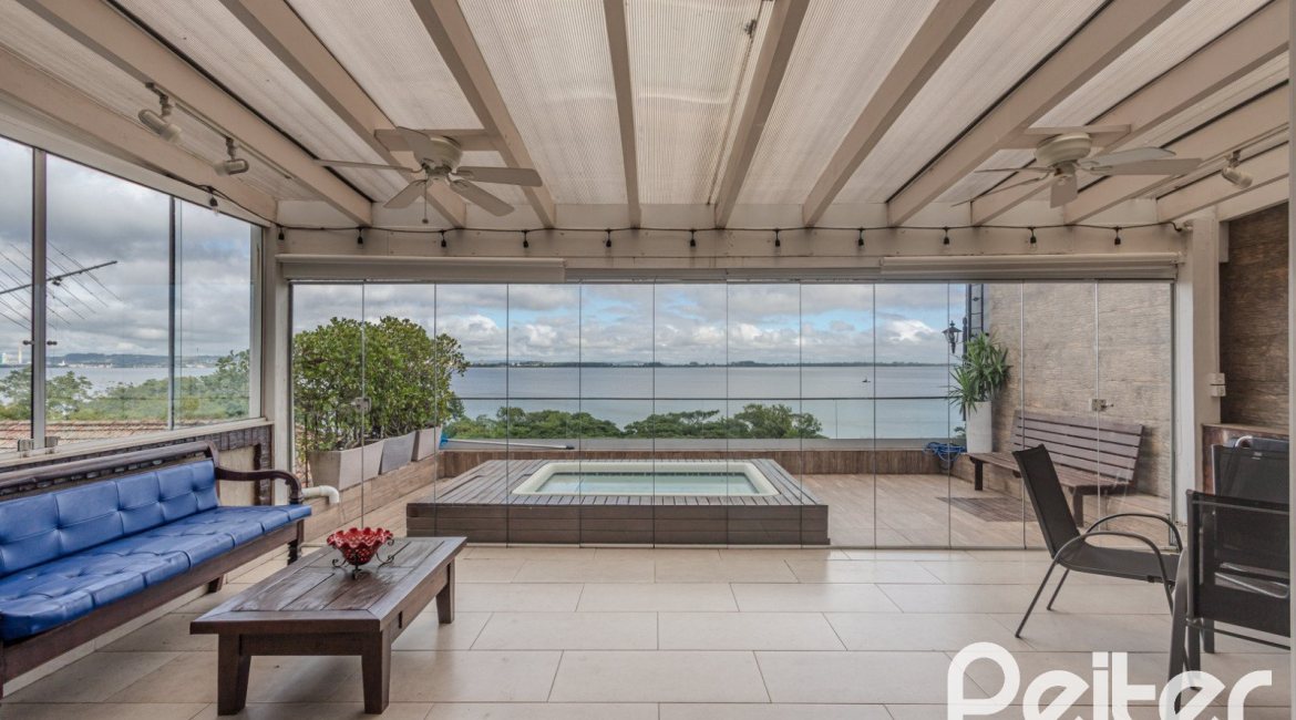 Casa à venda com 330m², 4 dormitórios, 2 suítes, 4 vagas, no bairro Vila Assunção em Porto Alegre