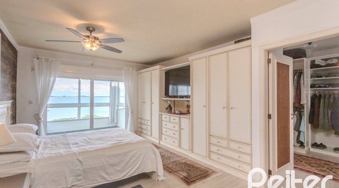 Casa à venda com 330m², 4 dormitórios, 2 suítes, 4 vagas, no bairro Vila Assunção em Porto Alegre