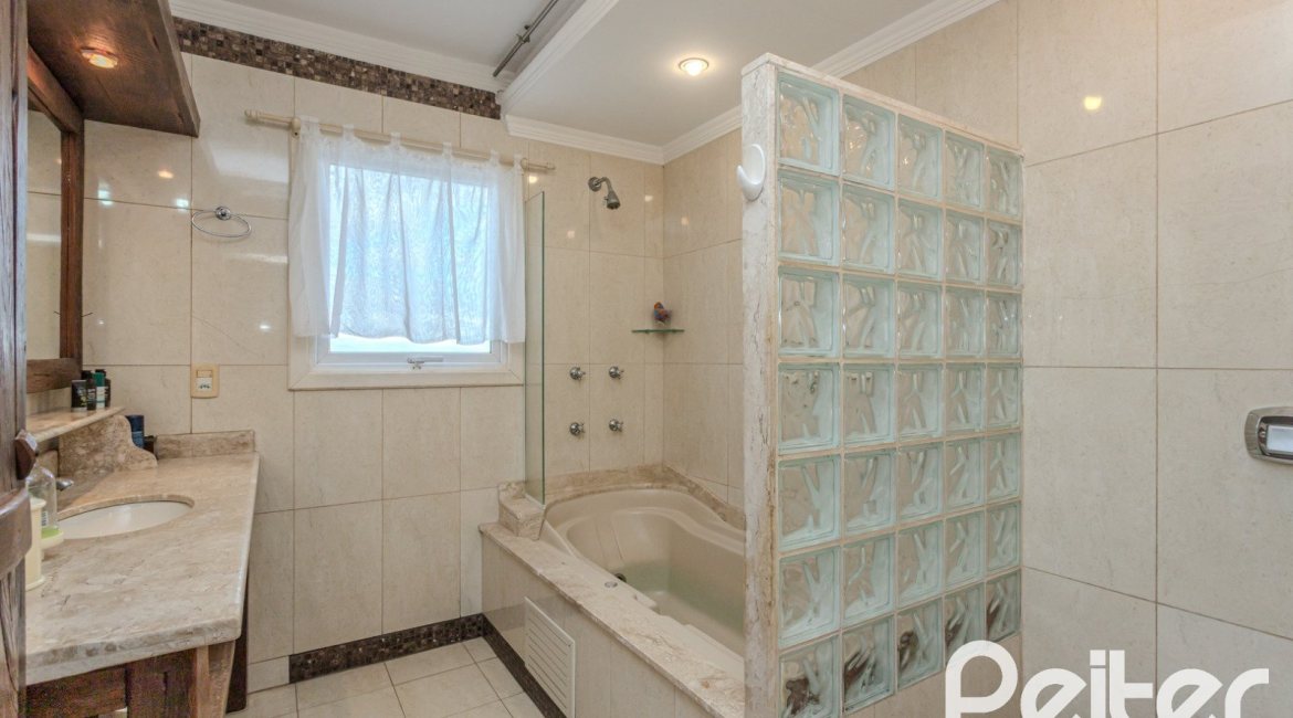 Casa à venda com 330m², 4 dormitórios, 2 suítes, 4 vagas, no bairro Vila Assunção em Porto Alegre