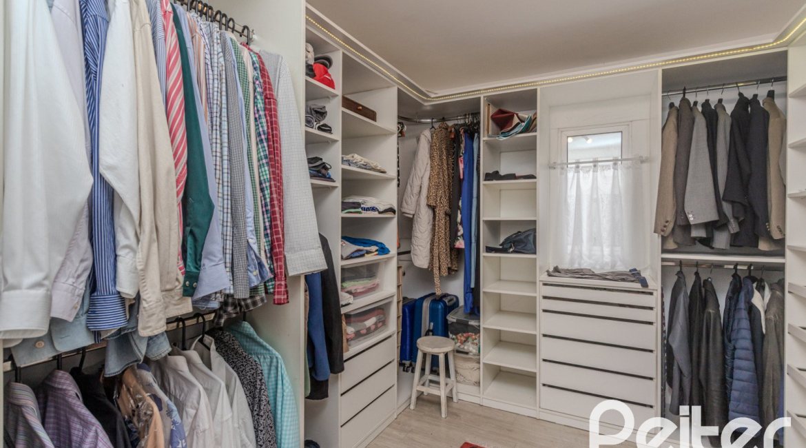 Casa à venda com 330m², 4 dormitórios, 2 suítes, 4 vagas, no bairro Vila Assunção em Porto Alegre