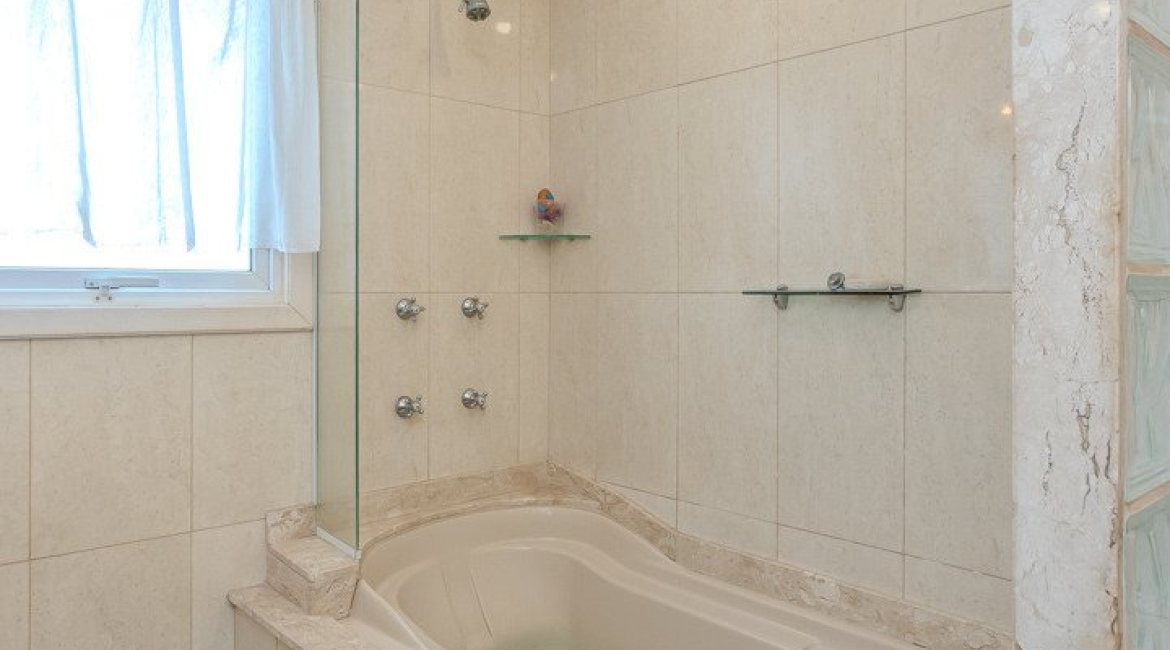 Casa à venda com 330m², 4 dormitórios, 2 suítes, 4 vagas, no bairro Vila Assunção em Porto Alegre