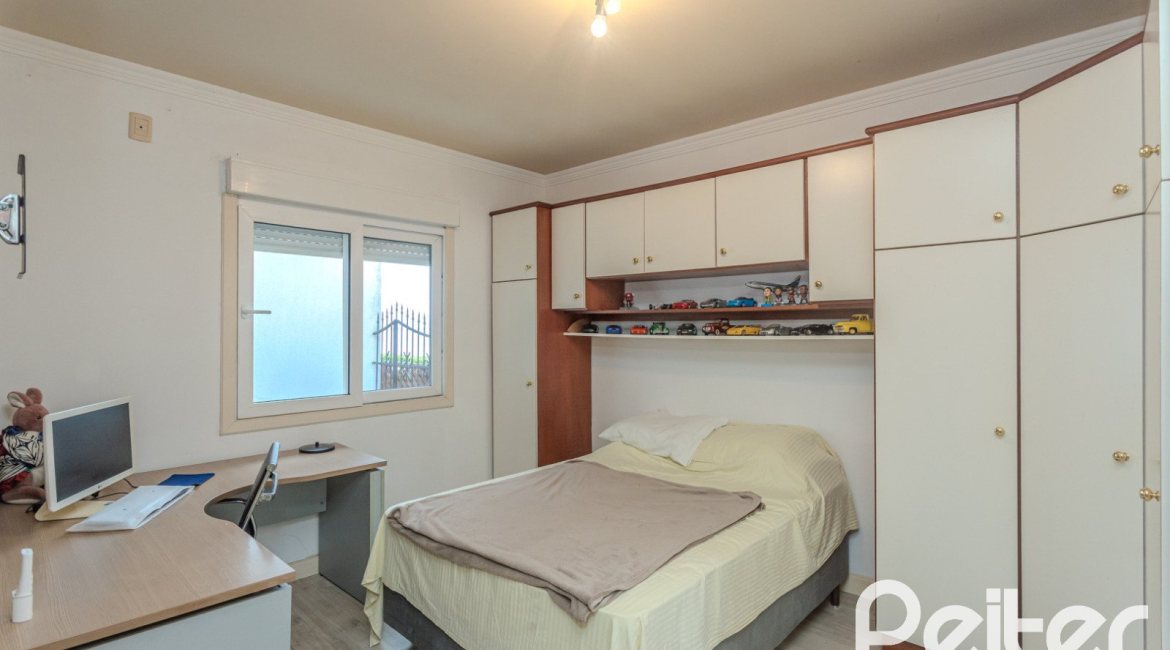 Casa à venda com 330m², 4 dormitórios, 2 suítes, 4 vagas, no bairro Vila Assunção em Porto Alegre