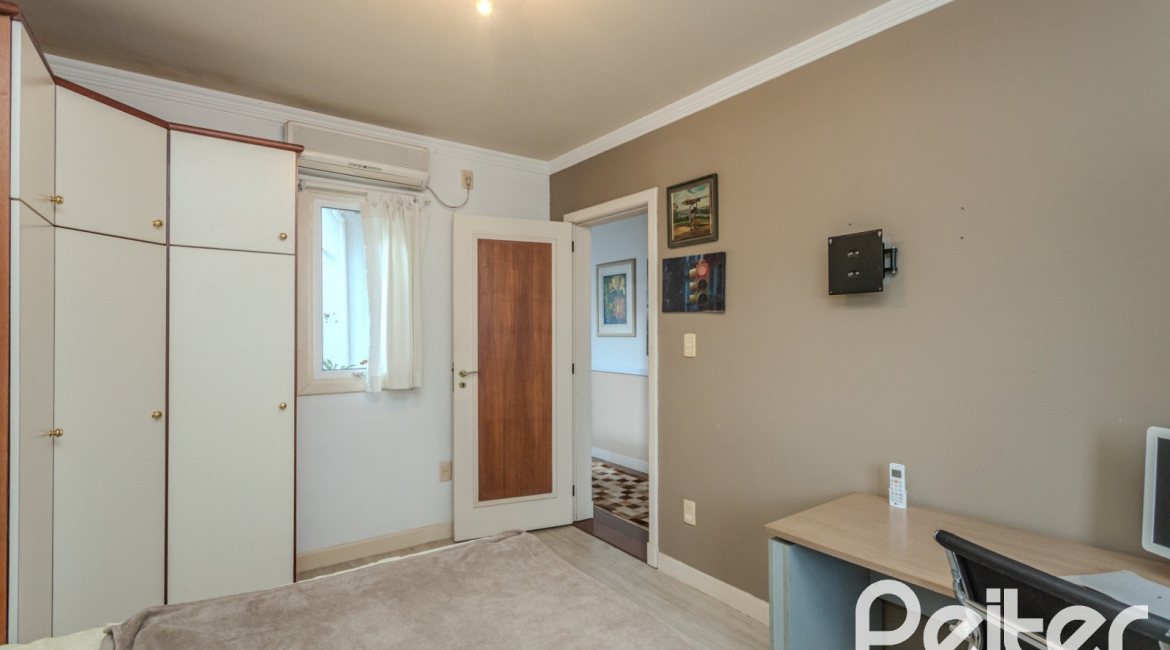 Casa à venda com 330m², 4 dormitórios, 2 suítes, 4 vagas, no bairro Vila Assunção em Porto Alegre