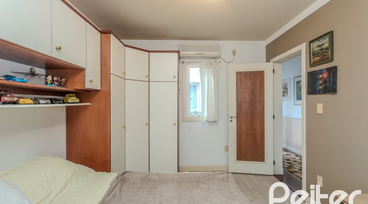 Casa à venda com 330m², 4 dormitórios, 2 suítes, 4 vagas, no bairro Vila Assunção em Porto Alegre