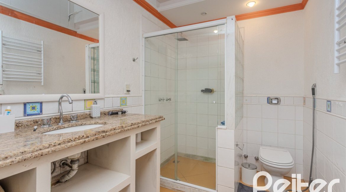 Casa à venda com 330m², 4 dormitórios, 2 suítes, 4 vagas, no bairro Vila Assunção em Porto Alegre