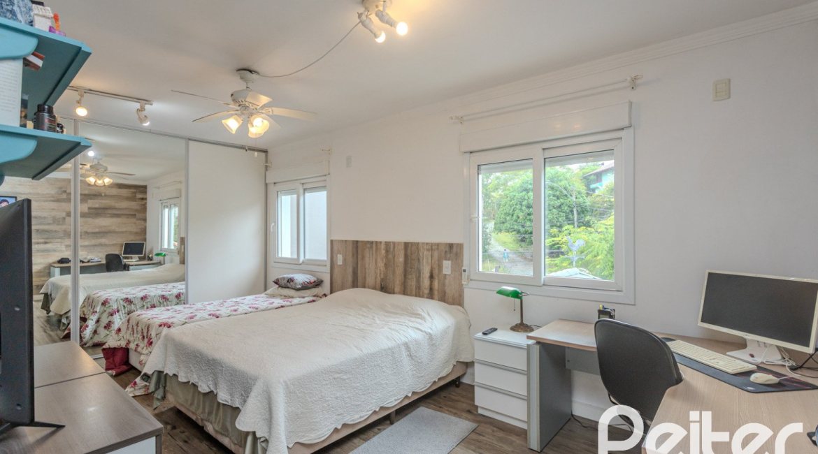 Casa à venda com 330m², 4 dormitórios, 2 suítes, 4 vagas, no bairro Vila Assunção em Porto Alegre